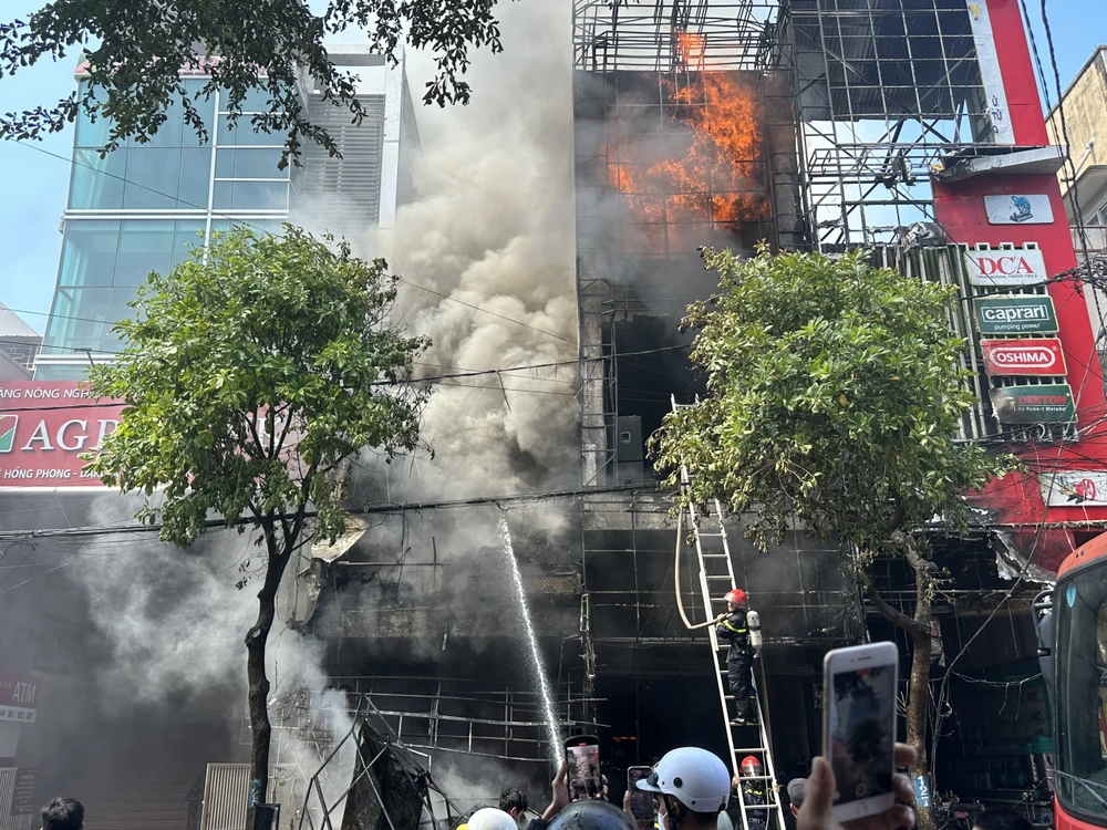 Ba ngôi nhà ở giữa trung tâm TP Buôn Ma Thuột bị “bà hỏa” thiêu rụi