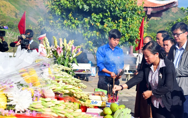 Lãnh đạo tỉnh thắp hương tưởng nhớ các anh hùng đã hy sinh