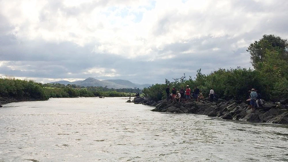 Người dân đi dọc sông tìm kiếm 3 học sinh bị mất tích