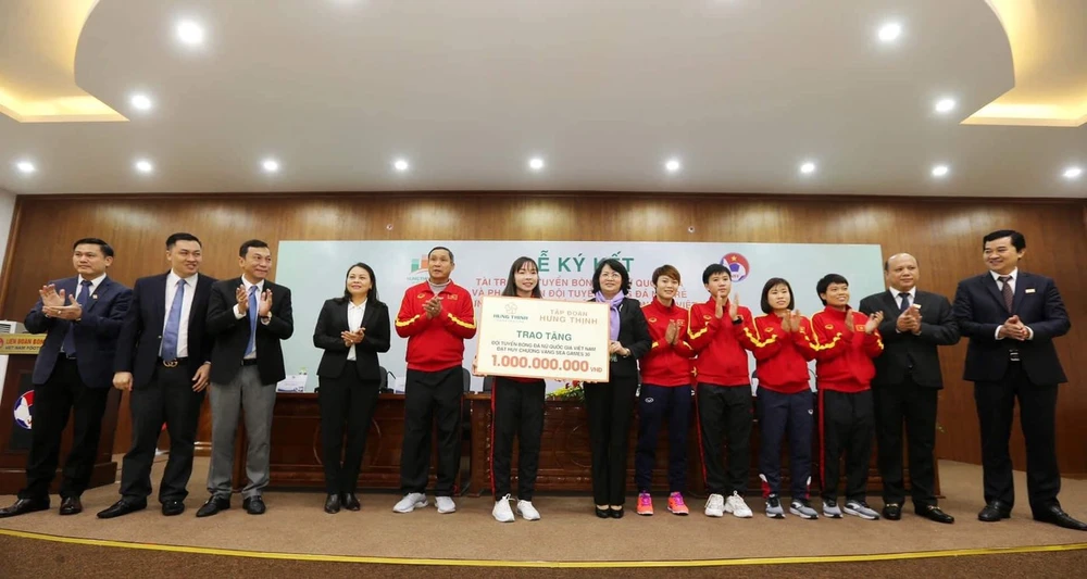 Các cô gái Vàng của bóng đá Việt Nam tiếp tục được tưởng thưởng từ thành công ở SEA Games 30. Ảnh: MINH HOÀNG