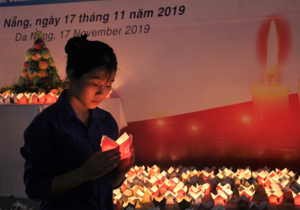 Đà Nẵng: 1.000 hoa đăng tưởng niệm nạn nhân tử vong TNGT
