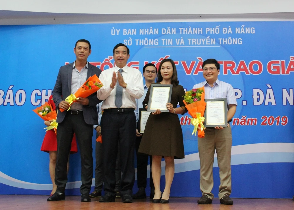 Ông Lê Trung Chinh trao các giải cho nhóm đề tài tuyên truyền về năm chủ đề 2019 “Năm tiếp tục đẩy mạnh thu hút đầu tư”