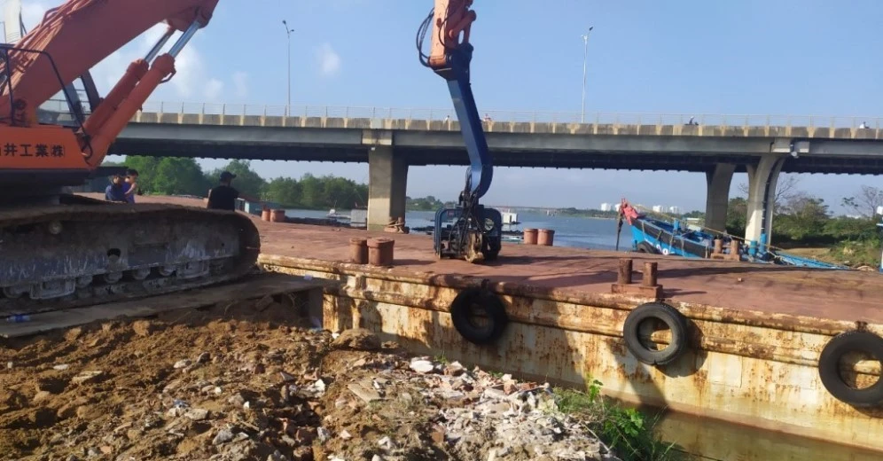 Công ty Cổ phần Cấp nước Đà Nẵng (Dawaco) khẩn trương triển khai thi công xây dựng công trình đập tạm ngăn mặn trên sông Cẩm Lệ với tổng chi phí 14 tỉ đồng