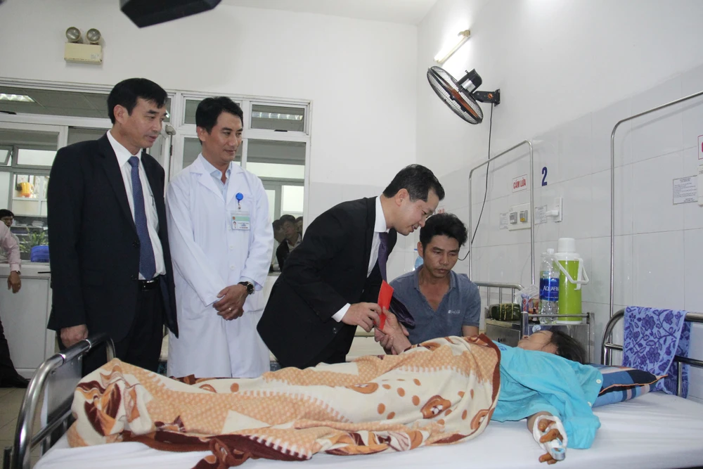 Ông Nguyễn Văn Quảng, Phó Bí thư Thường trực Thành ủy cùng ông Lê Trung Chinh Phó Chủ tịch UBND thành phố Đà Nẵng đã đến thăm hỏi tình hình sức khỏe, chúc Tết các bệnh nhân điều trị nội trú tại bệnh viện
