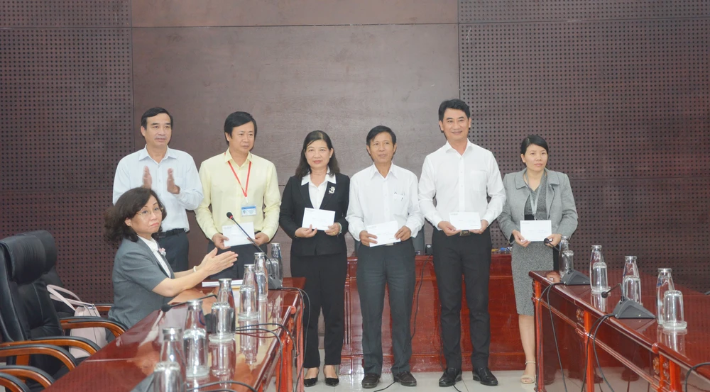 Ông Lê Trung Chinh, Phó Chủ tịch UBND TP Đà Nẵng khen thưởng cho 5 tập thể xuất sắc trong công tác phòng chống dịch bệnh