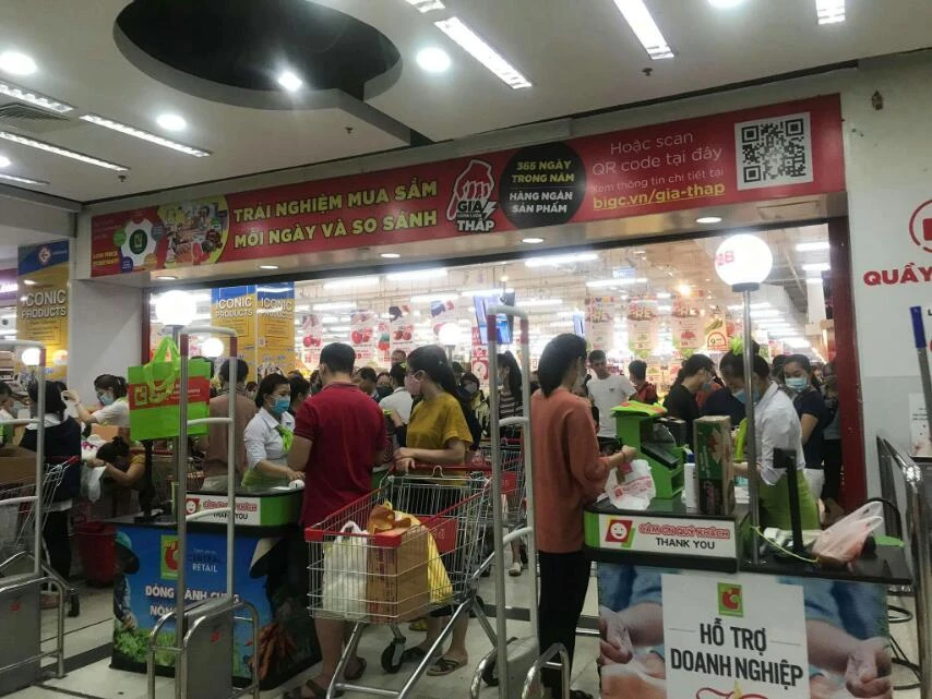 Một bộ phận người dân thành phố Đà Nẵng lo lắng ào ạt đến các siêu thị, Trung tâm thương mại để mua sắm tích trữ hàng hóa