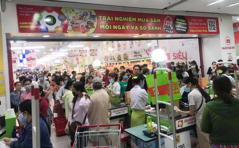 Một bộ phận người dân Đà Nẵng lo lắng ào ạt đến các siêu thị, Trung tâm thương mại để mua sắm tích trữ hàng hóa