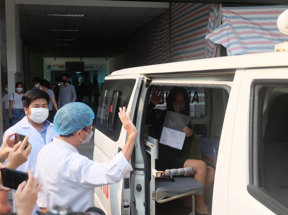 Bệnh nhân thứ 122 đã gửi lời cảm ơn đến các y bác sĩ Bệnh viện Đà Nẵng đã tận tình chữa bệnh cho mình trong thời gian qua