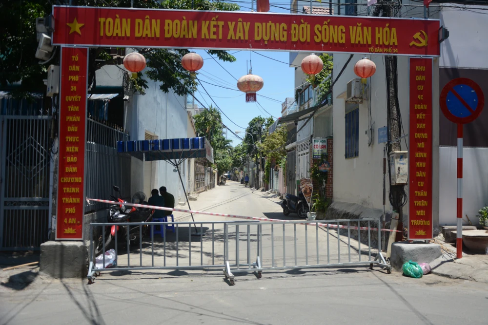 Sau khi phát hiện thêm ca nghi nhiễm virus SARS-CoV-2 ở cộng đồng, các lực lượng chức năng thành phố Đà Nẵng đã phối hợp kịp thời phong tỏa khu dân cư đường Lê Hữu Trác và chợ An Hải Đông (phường An Hải Đông, quận Sơn Trà)