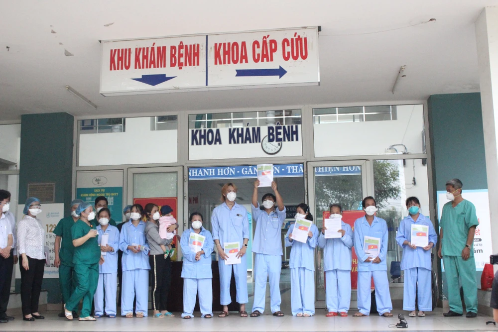Trao giấy xuất viện cho 10 bệnh nhân Covid-19 tại Bệnh viện dã chiến Hòa Vang