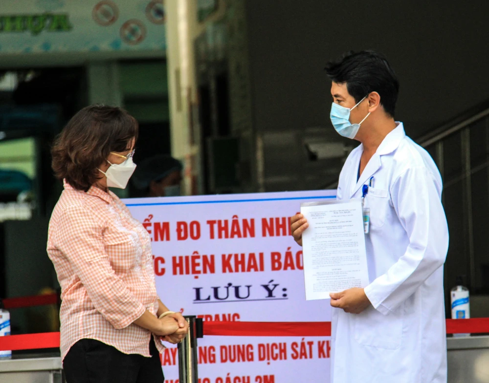 Bà Ngô Thị Kim Yến, Giám đốc Sở Y tế Đà Nẵng trao quyết định dỡ bỏ phong toả đối với Bệnh viện Đà Nẵng 