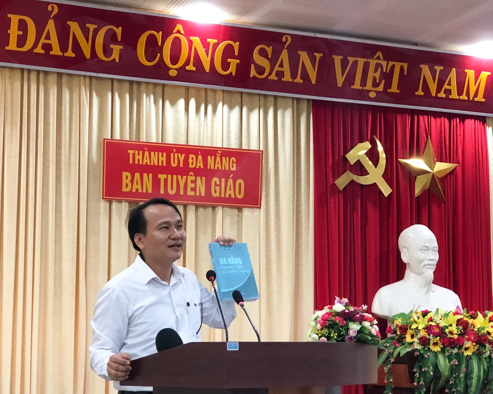 Ông Nguyễn Đình Vĩnh, Phó Trưởng Ban Tuyên giáo Thành ủy Đà Nẵng phát biểu tại Hội nghị