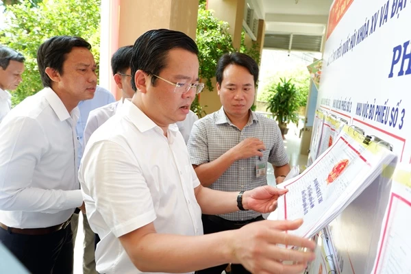 Phó Chủ tịch HĐND TP Đà Nẵng Lê Minh Trung kiểm tra thực tế điểm niêm yết danh sách cử tri tại các điểm bầu cử quận Ngũ Hành Sơn