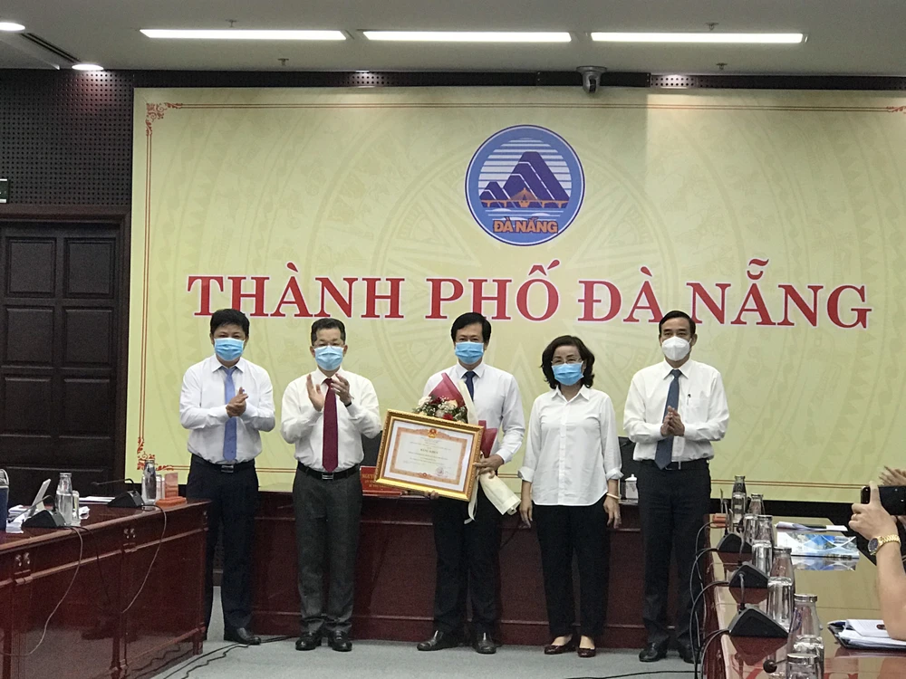 Lãnh đạo TP Đà Nẵng trao Bằng khen của Thủ tướng Chính phủ cho CDC Đà Nẵng