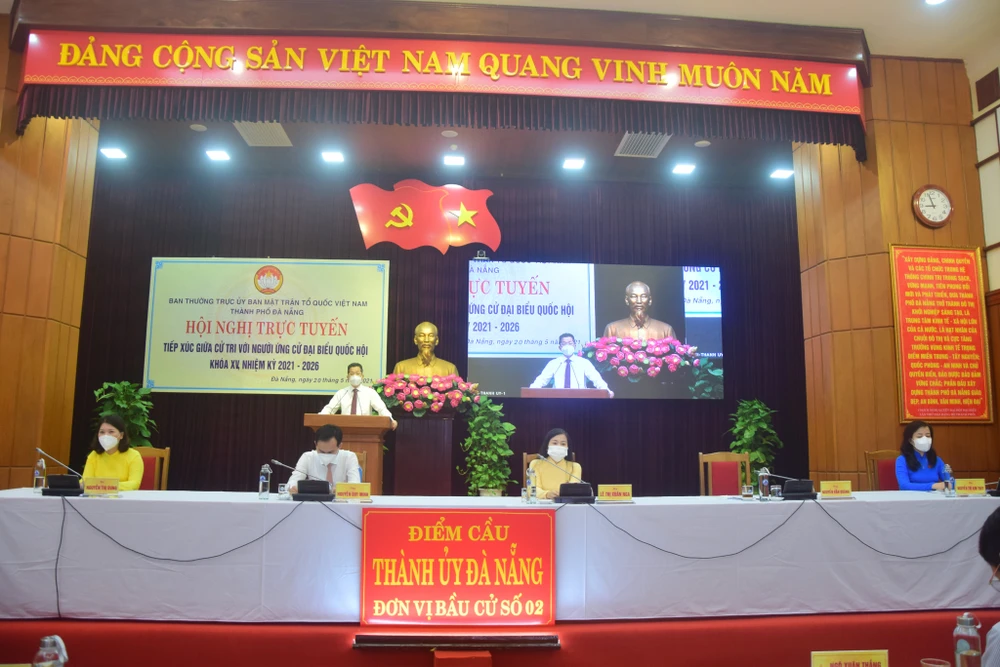 Ông Nguyễn Văn Quảng, Bí thư Thành ủy Đà Nẵng trình bày chương trình hành động tại văn phòng Thành ủy