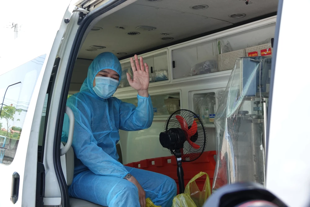 Sau khi được trao giấy chứng nhận xuất viện, bệnh nhân được xe cứu thương chở về cách ly tại Trung tâm Y tế quận Hải Châu