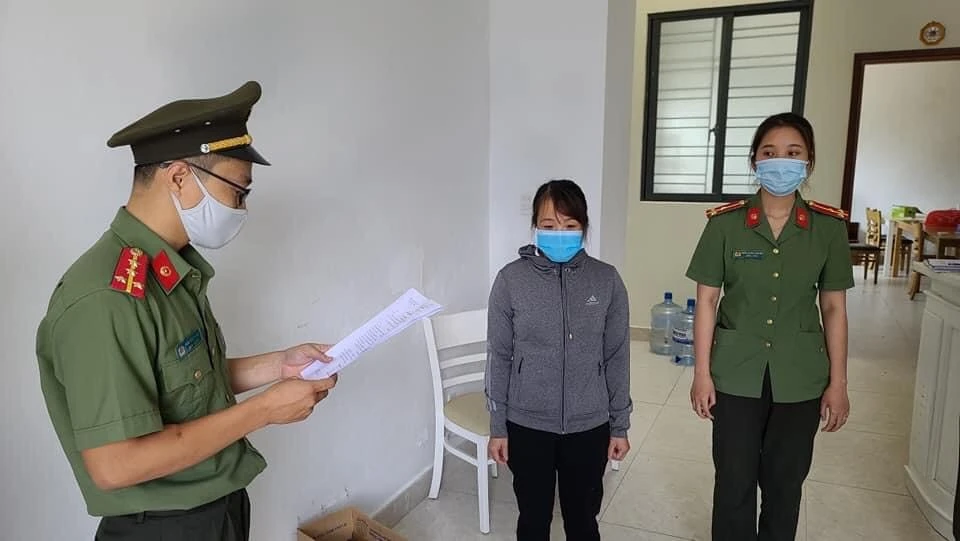 Cơ quan điều tra tống đạt quyết định khởi tố vụ án, khởi tố bị can đối với Nguyễn Thị Kim Anh