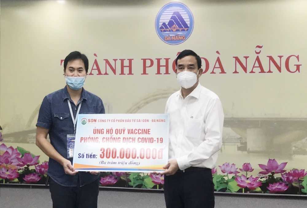Ông Lê Trung Chinh, Chủ tịch UBND TP Đà Nẵng tiếp nhận số tiền ủng hộ của Công ty Cổ phần Đầu tư Sài Gòn - Đà Nẵng