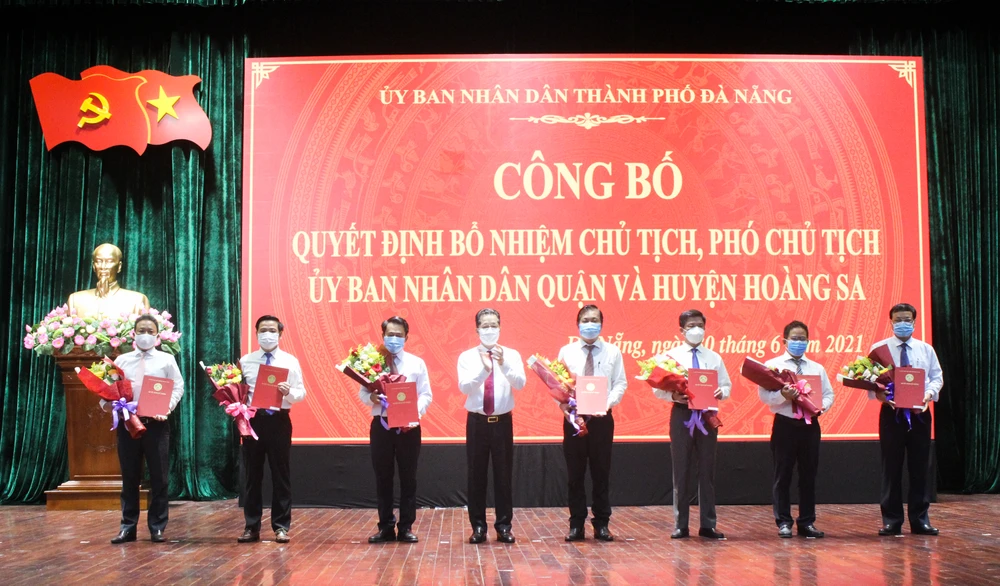 Ông Nguyễn Văn Quảng, Bí thư Thành ủy TP Đà Nẵng trao quyết định bổ nhiệm cho các Chủ tịch UBND quận và huyện đảo Hoàng Sa