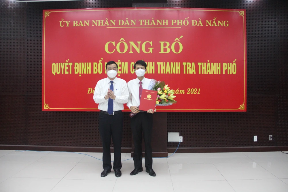 Ông Lê Trung Chinh, Chủ tịch UBND TP Đà Nẵng trao quyết định bổ nhiệm tân Chánh Thanh tra TP Đà Nẵng cho ông Phan Thanh Long