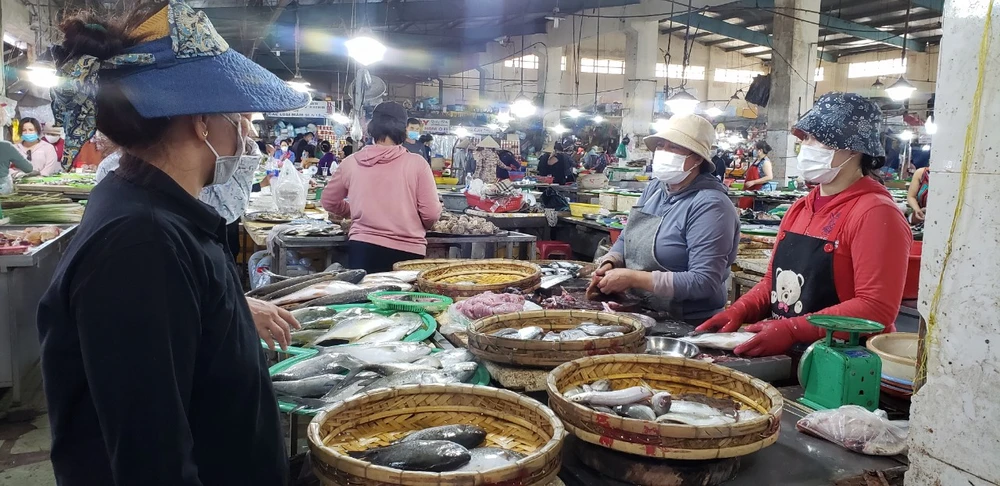Dự kiến, mỗi ngày yêu cầu chỉ 30% số lượng tiểu thương buôn bán cá đến Cảng cá Thọ Quang lấy hàng