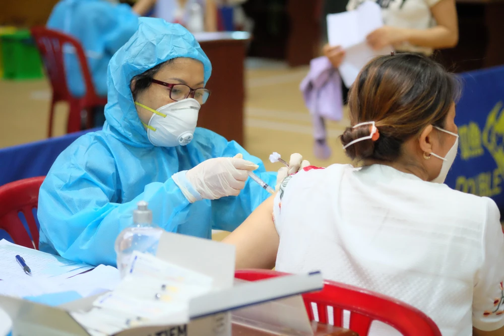 Sở Y tế Đà Nẵng đang tiến hành tiêm chủng vaccine phòng Covid-19 tại Cung thể thao Tiên Sơn (quận Hải Châu)