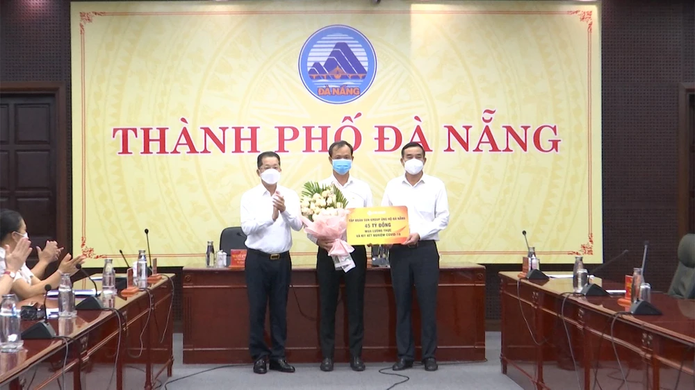 Bí thư Thành ủy Đà Nẵng tặng hoa cảm ơn đại diện Tập đoàn Sun Group và Chủ tịch UBND TP Đà Nẵng nhận ủng hộ của doanh nghiệp