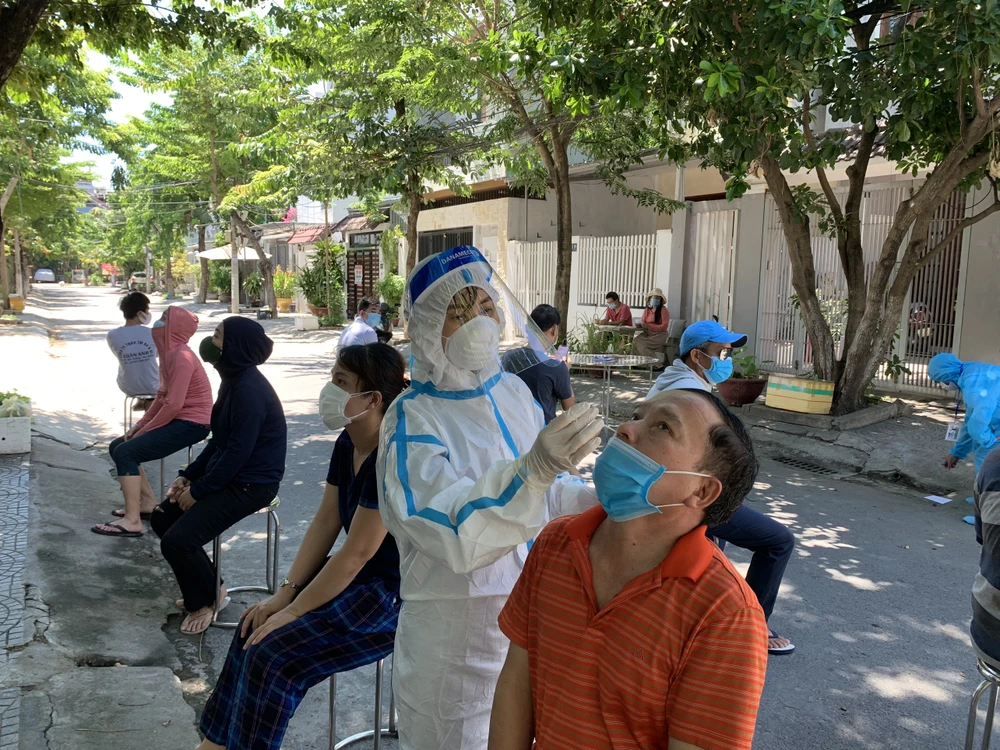 Ngành y tế lấy mẫu xét nghiệm cho người dân phường Hòa Thuận Tây (quận Hải Châu)