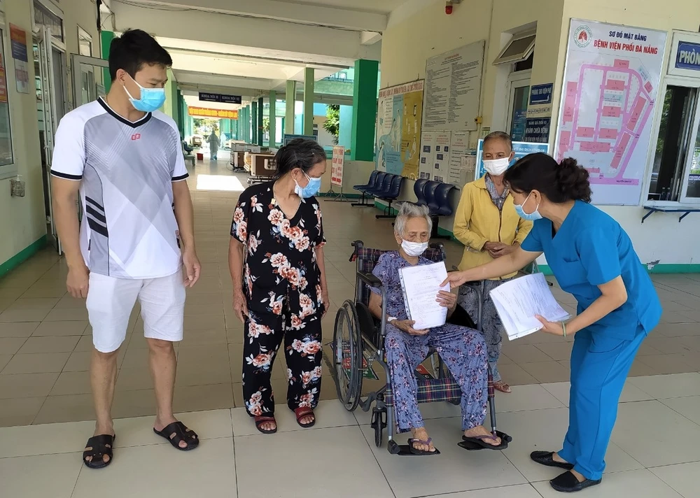 Bác sĩ Nguyễn Thanh Mai, Trưởng khoa Nội I Bệnh viện Phổi Đà Nẵng trao chứng nhận đủ tiêu chuẩn khỏi bệnh xuất viện cho bệnh nhân 101 tuổi