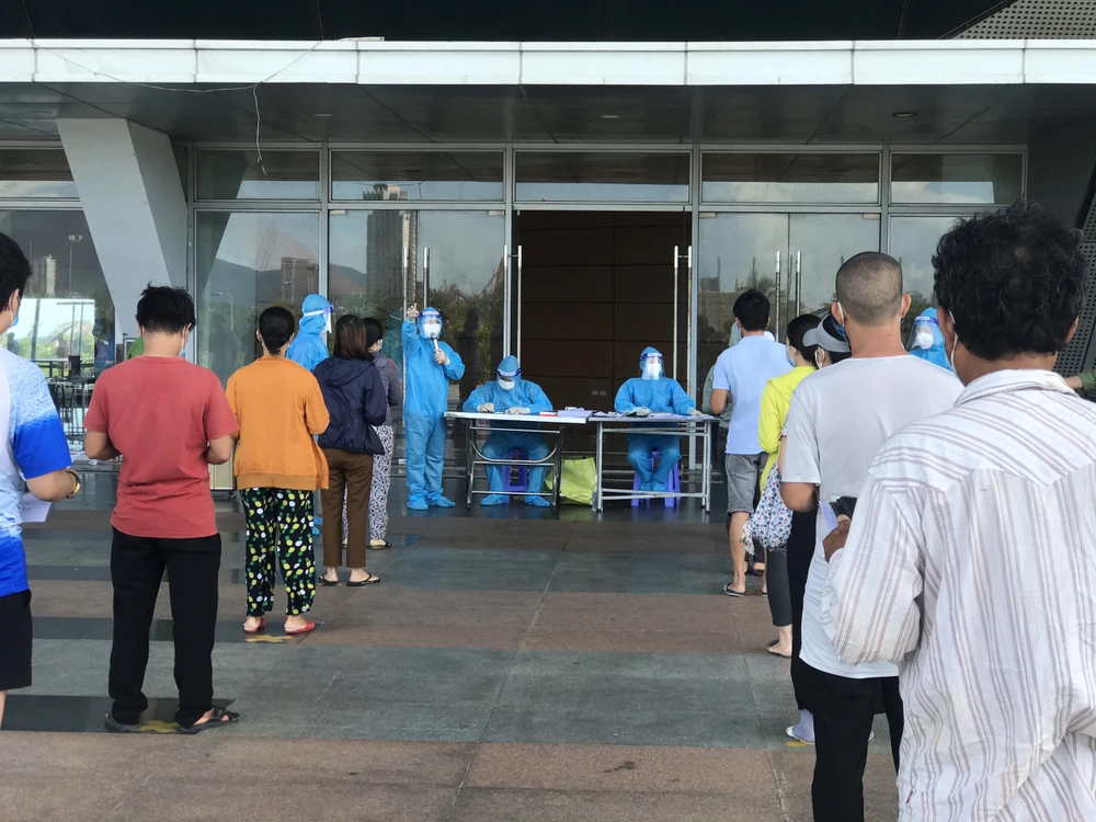 Điểm tiêm vaccine tại Cung Thể thao Tuyên Sơn chiều 6-9