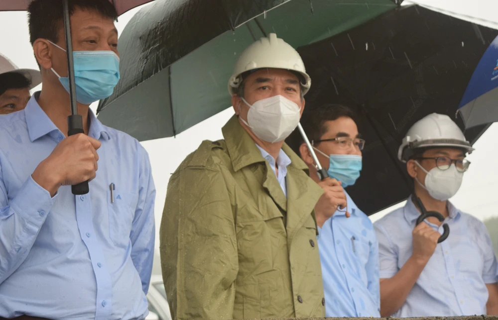 Ông Lê Trung Chinh, Chủ tịch UBND TP Đà Nẵng kiểm tra công tác phòng, chống lũ tại đập dâng An Trạch (huyện Hòa Vang)