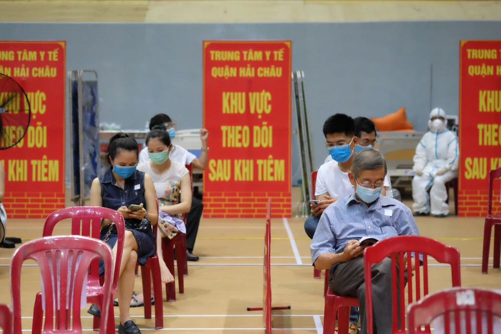 Người dân ngồi đợi ở một điểm tiêm vaccine tại TP Đà Nẵng