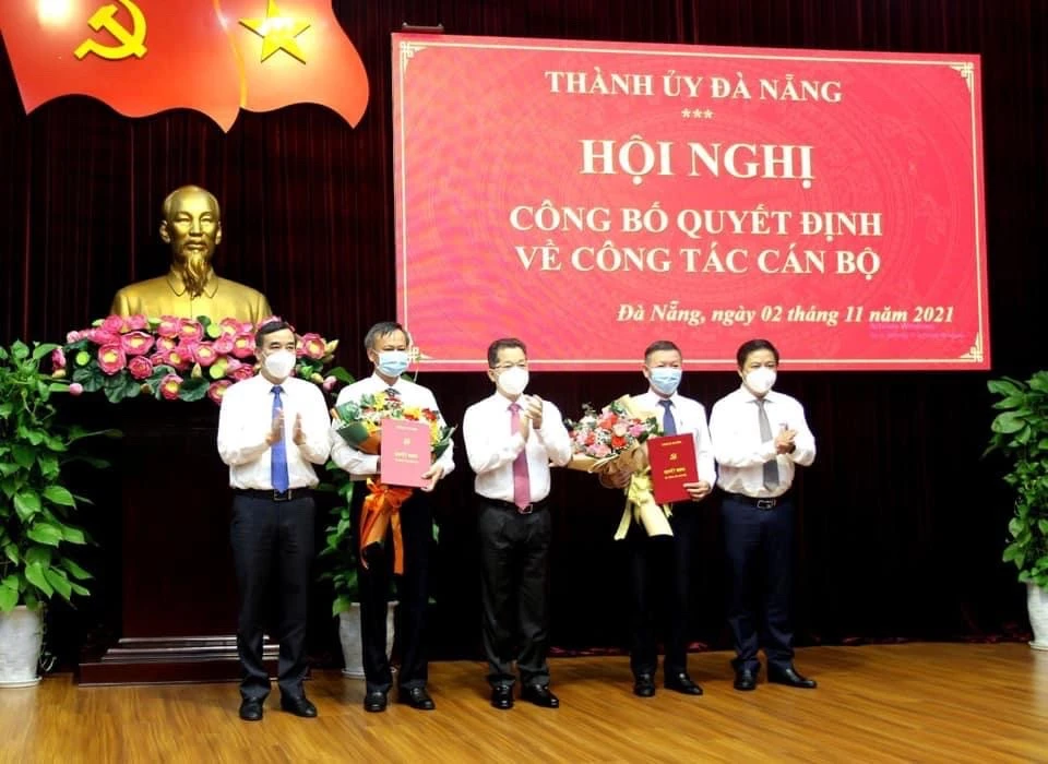 Bí thư Thành ủy, Phó Bí thư Thường trực Thành ủy và Chủ tịch UBND TP Đà Nẵng trao quyết định và tặng hoa chúc mừng tại hội nghị