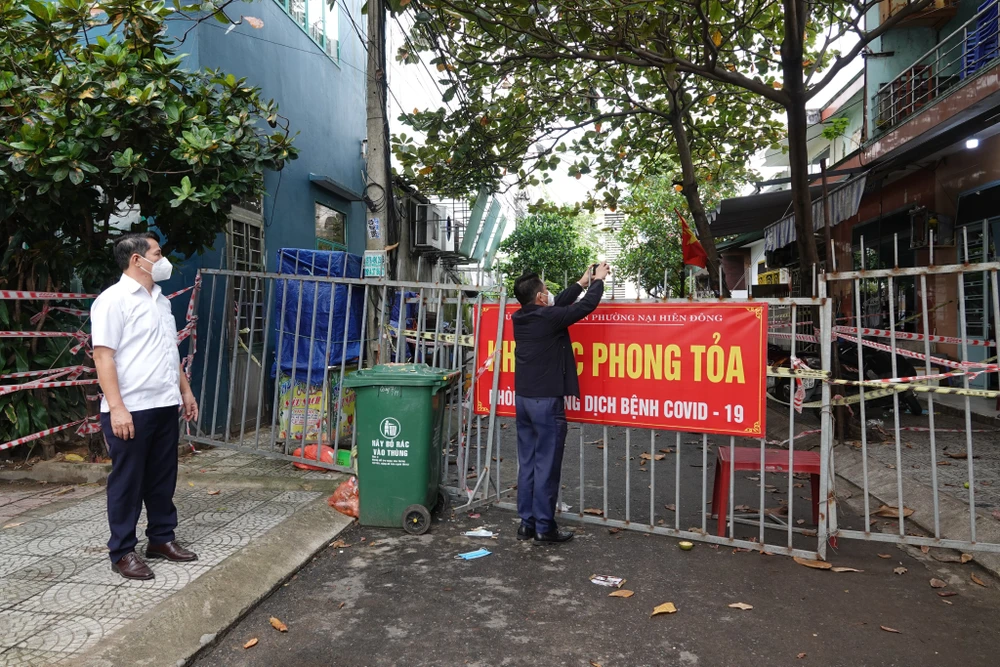 Lãnh đạo quận Sơn Trà (TP Đà Nẵng) kiểm tra các khu vực phong tỏa cứng, giăng dây cách ly tại nhà F1 trong sáng 13-12