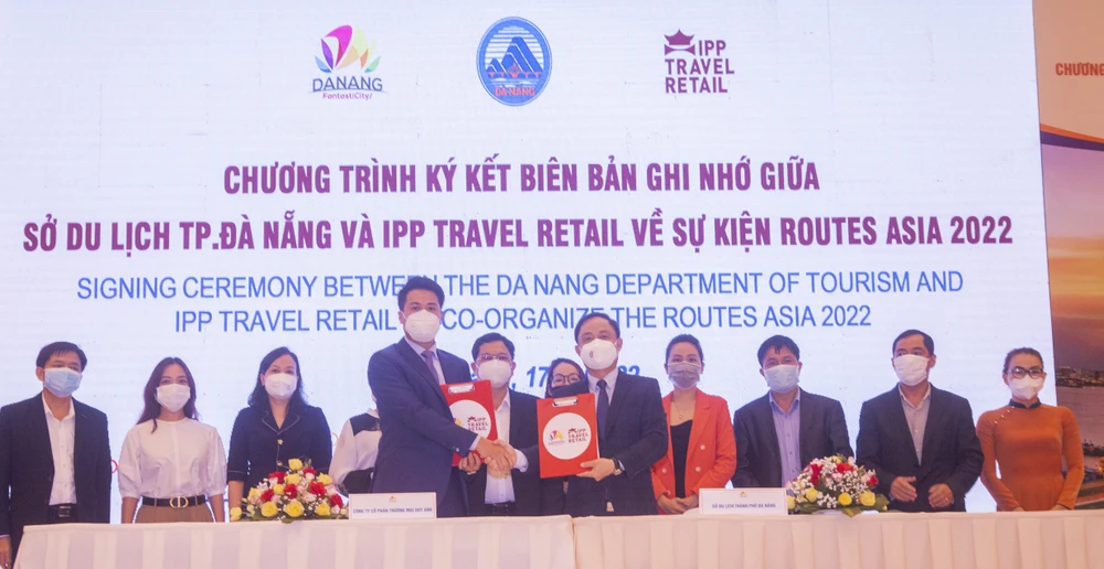 Ký Biên bản thỏa thuận hợp tác về tổ chức Diễn đàn Routes Asia 2022 giữa Sở Du lịch Đà Nẵng và Công ty CPTM Duy Anh IPP Travel Retail