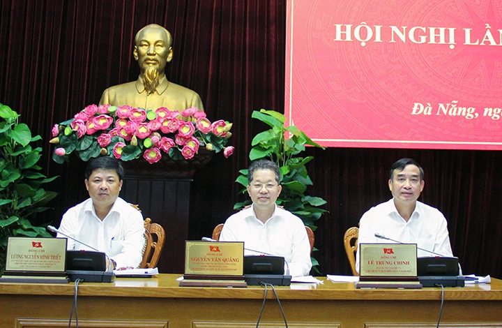 Bí thư Thành ủy Nguyễn Văn Quảng (giữa), Phó Bí thư Thường trực Thành ủy Lương Nguyễn Minh Triết (bên trái) và Chủ tịch UBND TP Lê Trung Chinh đồng chủ trì hội nghị