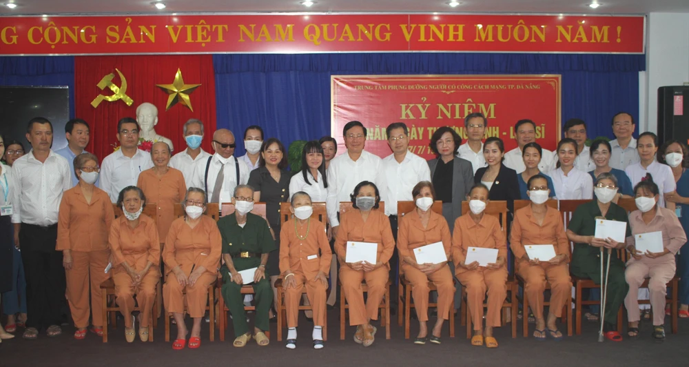 Phó Thủ tướng Thường trực Chính phủ Phạm Bình Minh cùng chụp ảnh lưu niệm với những người đang được phụng dưỡng tại Trung tâm Phụng dưỡng người có công cách mạng TP Đà Nẵng
