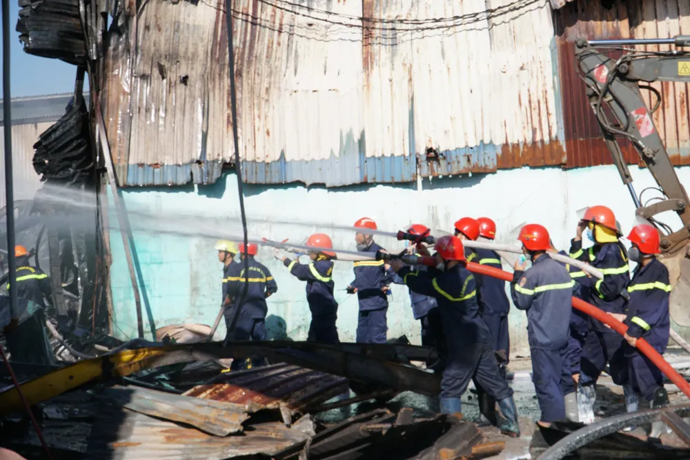 Cháy lớn tại kho bãi Công ty Cổ phần Vật tư vận tải xây lắp Điện lực Miền Trung ảnh 2 Cháy lớn tại kho bãi Công ty Cổ phần Vật tư vận tải xây lắp Điện lực Miền Trung ảnh 2