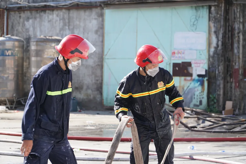 Cháy lớn tại kho bãi Công ty Cổ phần Vật tư vận tải xây lắp Điện lực Miền Trung ảnh 3 Cháy lớn tại kho bãi Công ty Cổ phần Vật tư vận tải xây lắp Điện lực Miền Trung ảnh 3