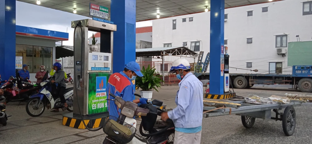 Người dân mua xăng tại cửa hàng trên đường Ngô Quyền (quận Sơn Trà, TP Đà Nẵng)