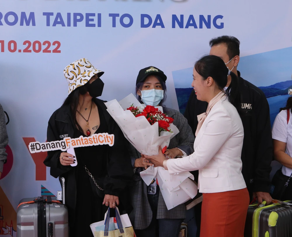 Trung tâm xúc tiến du lịch Đà Nẵng tặng quà lưu niệm cho những du khách đầu tiên