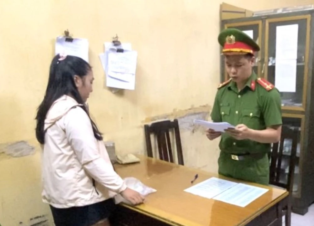 Cơ quan CSĐT Công an TP Đà Nẵng đọc lệnh bắt giữ Trần Thị Hoàng Anh