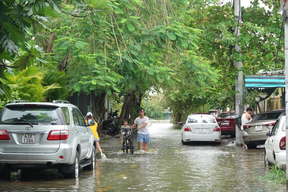 Ngập lụt tại quận Thanh Khê (TP Đà Nẵng) sau mưa lũ ngày 14-10