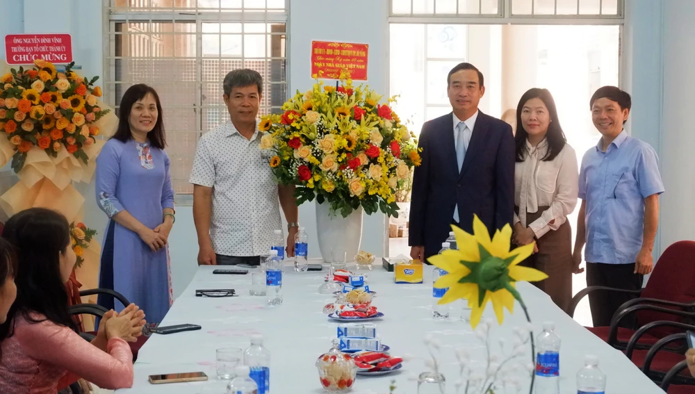 Ông Lê Trung Chinh, Chủ tịch UBND TP Đà Nẵng đến thăm trường THPT Lê Qúy Đôn