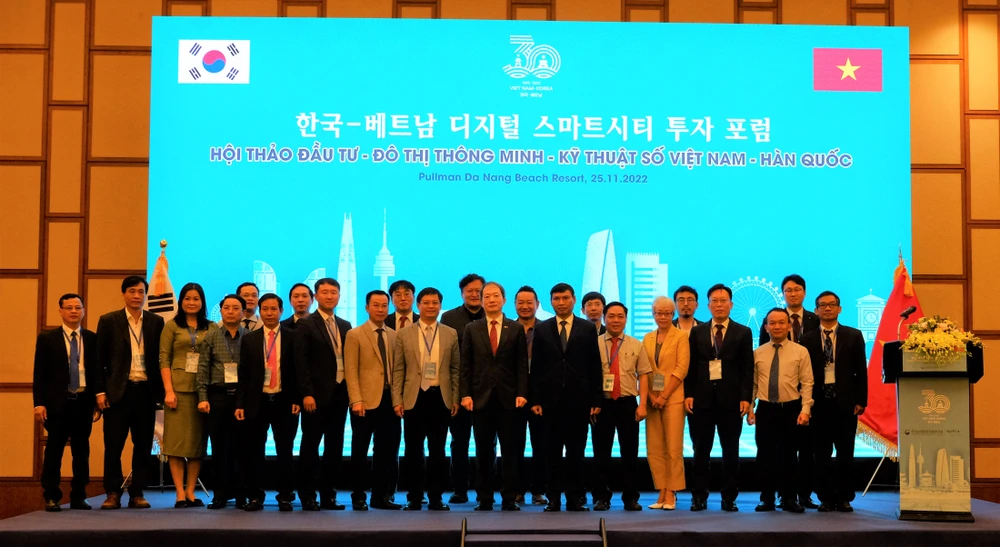 Các đại biểu chụp ảnh lưu niệm trong khuôn khổ hội thảo đầu tư đô thị thông minh-kỹ thuật số Việt Nam – Hàn Quốc