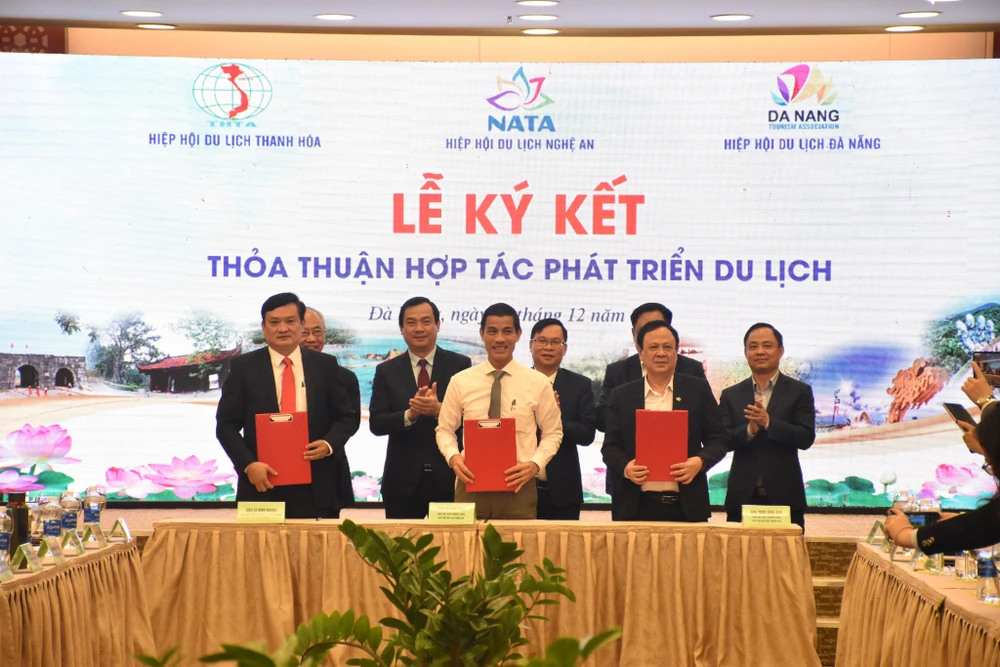 Đại diện Hiệp hội Du lịch của 3 địa phương Đà Nẵng, Nghệ An, Thanh Hóa đã ký kết thỏa thuận liên kết phát triển du lịch