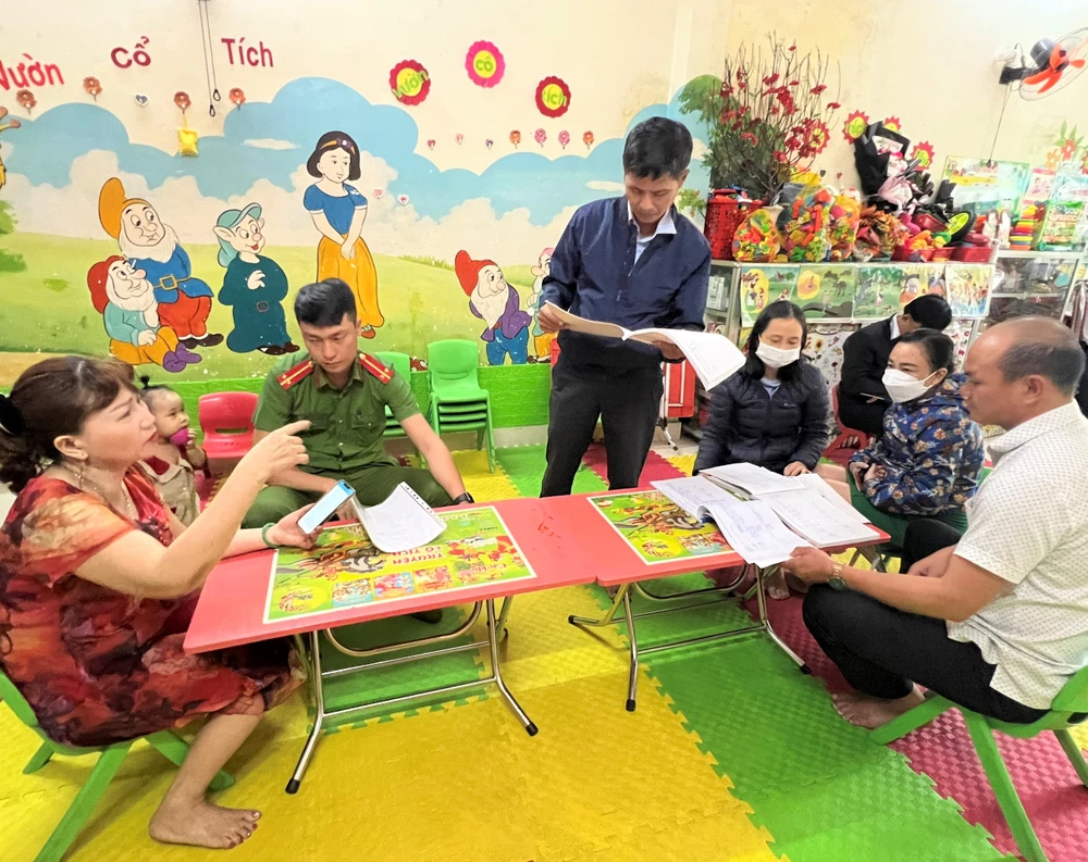 Tổ kiểm tra UBND phường Hòa An làm việc tại Nhóm lớp độc lập tư thục Hoa Anh Đào