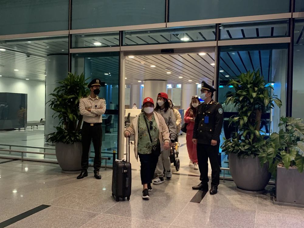 Du khách hạ cánh xuống Sân bay quốc tế Đà Nẵng. Ảnh: XUÂN QUỲNH 