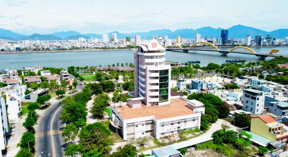 Hiện Đài Phát thanh - Truyền hình Đà Nẵng có 10 phòng chuyên môn và 135 cán bộ viên chức, người lao động