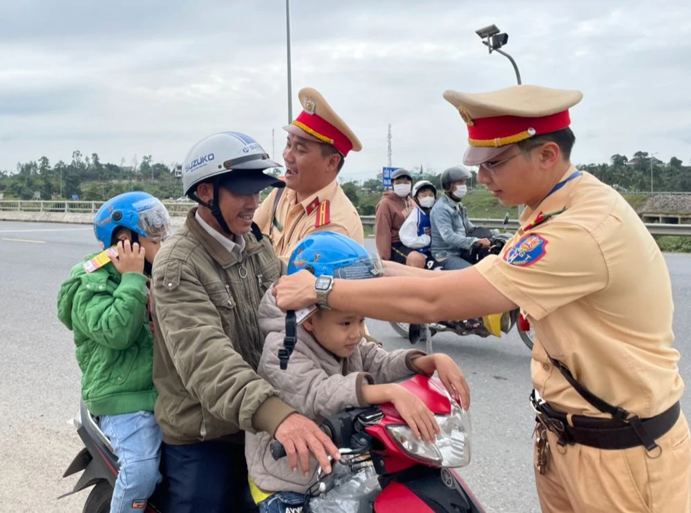Lực lượng CSGT tặng nón bảo hiểm cho trẻ em